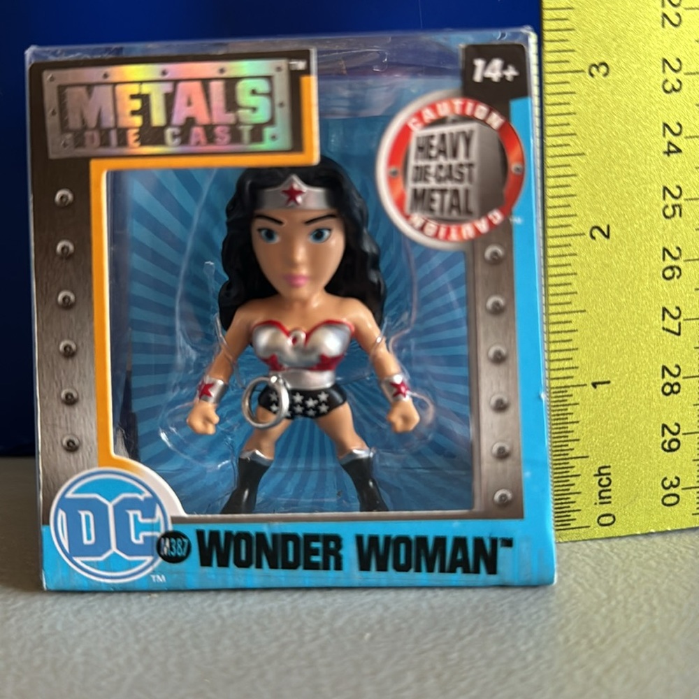 Jada Metals Die Cast Wonder Woman (2016) DC Comics Collectable Figure 2.5” - Picture 7 of 8